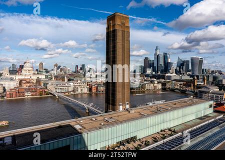 The Tate Modern Art Gallery with the City of London in the Backround, London, UK. Stockfoto