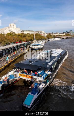 Ein Thames Clipper verlässt den Embankment Pier, River Thames, London, Großbritannien Stockfoto