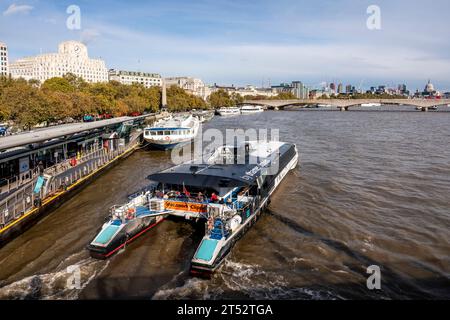 Ein Thames Clipper verlässt den Embankment Pier, River Thames, London, Großbritannien Stockfoto