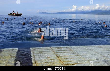 110525KB563-089 LAE, Papua-Neuguinea (25. Mai 2011) Militärangehörige und Zivilisten gingen an Bord des Amphibienschiffes USS Cleveland (LPD 7), schwimmen während eines Schwimmaufrufs für Moral, Wohlfahrt und Erholung. Cleveland ist die wichtigste Plattform für die Pacific Partnership 2011, eine fünfmonatige Initiative für humanitäre Hilfe, die ihre Mission in Tonga und Vanuatu abgeschlossen hat und Papua-Neuguinea, Timor-Leste und die Föderierten Staaten von Mikronesien besuchen wird. Stockfoto