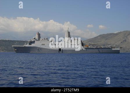 110614QL533-001 SOUDA BAY, Griechenland (14. Juni 2011) das amphibische Transportschiff USS Mesa Verde (LPD 19) der San Antonio-Klasse startet nach einem routinemäßigen Hafenbesuch an der U.S. Naval Support Activity Souda Bay. Mesa Verda wird in den Zuständigkeitsbereich der 6. US-Flotte eingesetzt. Stockfoto