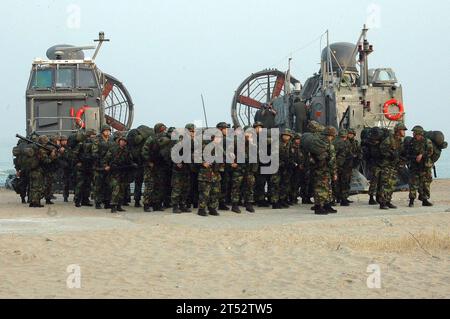 0711149177B-002 POHANG, Republik Korea (14. November 2007) Republik Korea (ROK) Marines aus dem 7. Marineregiment, 2. Bataillon, 1. Marinedivision, steigen im Rahmen der gemeinsamen, kombinierten US-ROK-Amphibienübung, Korean Integrated Training Plan, von einem Luftkissen der US Navy aus. Während der kombinierten Übung wurden die ROK Marines mit den US-Marines auf dem amphibischen Angriffsschiff USS Essex (LHD 2) mit der 31. Marine Expeditionary Unit an Bord gebracht. Stockfoto