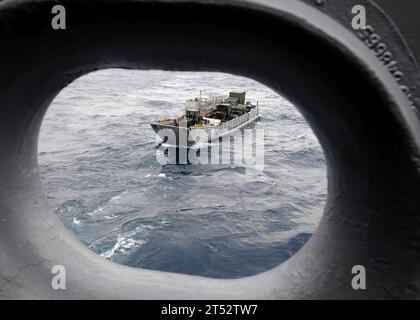 1001259950J-111 PHILIPPINE SEA (25. Januar 2010) Ein Landungsfahrzeug der Assault Craft Unit (ACU) 1 nähert sich dem Brunnendeck des vorwärtsgerichteten amphibischen Angriffsschiffs USS Essex (LHD 2). ACU-1 ging an Bord von Essex für die jährliche Frühjahrspatrouille des Schiffes im westlichen Pazifik. Stockfoto