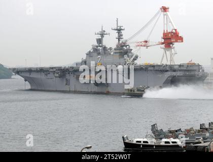 0808260120A-125 TOKIO (26. August 2008) Landing Craft Air Cushion (LCAC) 63, der Assault Craft Unit (ACU) 5 Detachment Western Pacific zugewiesen, fliegt mit dem nach vorne eingesetzten amphibischen Angriffsschiff USS Essex (LHD 2), um die bevorstehenden humanitären Katastrophenhilfeübungen zwischen den Partnerländern der Vereinigten Staaten und Japans vorzubereiten. Essex ist das führende Schiff der einzigen US-Expeditionary Strike Group und dient als Flaggschiff der CTF 76, dem einzigen nach vorne gerichteten Amphibienkommandeur der Navy. Stockfoto