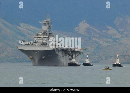 SUBIC BAY, Republik der Philippinen - vorwärts bereitgestellt amphibischer Angriff Schiff USS Essex (LHD-2) erhält Unterstützung vom philippinischen Schleppboote, Hafen an der Subic Bay Metropolitan Behörde (SBMA) 20 Februar tritt.  Die Essex ESG kam für die jährliche Republik der Philippinen und den Vereinigten Staaten bilaterale Übung Balikatan (BK 08), Februar 18. Während der Balikatan 2008 humanitäre Hilfe und Ausbildungsmaßnahmen arbeiten militärischen Service-Mitglieder aus den USA und der Regierung der Republik der Philippinen zusammen, zur Verbesserung der Sicherheit im Seeverkehr und humanitäre Hilfe zu gewährleisten Stockfoto