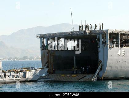 0904139950J-063 SÜDCHINESISCHE SEE (13. April 2009) die Streitkräfte der Philippinen warten auf ein Landungsschiff der Assault Craft Unit One (ACU-1), bevor sie das amphibische Dock-Landungsschiff USS Tortuga (LSD 46) einsteigen. ACU-1 kombinierte Anstrengungen mit dem vorwärtsgerichteten amphibischen Angriffsschiff USS Essex (LHD 2), um die Marines vom Strand nach Tortuga zu verlegen, um an Balikatan 2009 teilzunehmen. Essex wurde von der Republik der Philippinen eingeladen, an Balikatan teilzunehmen, einer jährlichen gemeinsamen, bilateralen Übung, an der US-Militär und Streitkräfte der philippinischen Pers beteiligt sind Stockfoto