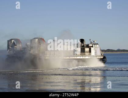 0907159520G-054 SHOALWATER BAY, Australien (15. Juli 2009) Landing Craft Air Cushion (LCAC) 21, zugewiesen zur Assault Craft Unit (ACU) 5, Det. Westpazifik, verlässt Freshwater Bay und kehrt zum amphibischen Angriffsschiff USS Essex (LHD 2) zurück, um Marines und Ausrüstung zur Unterstützung von Talisman Saber 2009 an Bord zu nehmen. Talisman Saber ist eine gemeinsame Übung zwischen den USA und der Australian Defense Force, bei der mehr als 20.000 US-amerikanische und 10.000 australische Soldaten teilnehmen. Stockfoto