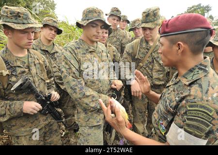 111128ZR315-066 PUETRO BARRIOS, Guatemala (28. November 2011) Ein Mitglied der guatemaltekischen Spezialkräfte trainiert US-Marines, die der Special Purpose Marine Air Ground Task Force (SPMAGTF) zugewiesen sind, auf Überlebensstrategien im Dschungel als Teil eines Fachaustausches. Die Marines unterstützen die Amphibious-Southern Partnership Station 2012, eine jährliche Entsendung von US-Marinestützern im Zuständigkeitsbereich des U.S. Southern Command. Stockfoto