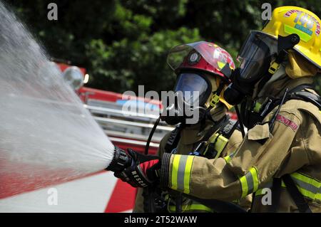 0909010807W-329 SASEBO, Japan (1. September 2009) Feuerwehrleute des Kommandanten der US Naval Forces Japan (CNFJ) der regionalen Feuerwehr löschten während einer jährlichen nationalen Katastrophenschutzübung in Camp Ainoura ein Feuer aus. CNFJ Feuerwehrleute und Commander Fleet Aktivitäten die Teilnahme des medizinischen Notfallteams Sasebo ist Teil eines gegenseitigen Hilfsabkommens für Katastrophenvorsorge und Katastrophenhilfe zwischen der Stadt Sasebo und den Basisfeuerwehren. Stockfoto