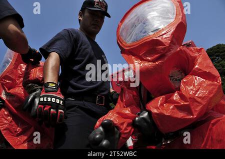 0909010807W-265 SASEBO, Japan (1. September 2009) Feuerwehrleute des Kommandanten der regionalen Feuerwehr der US-Marine Japan (CNFJ) tragen Schutzanzüge, bevor sie auf eine simulierte Chemikalie während einer jährlichen Katastrophenschutzübung in Camp Ainoura reagieren. CNFJ Feuerwehrleute und Commander Fleet Aktivitäten die Teilnahme des medizinischen Notfallteams Sasebo ist Teil eines gegenseitigen Hilfsabkommens für Katastrophenvorsorge und Katastrophenhilfe zwischen der Stadt Sasebo und den Basisfeuerwehren. Stockfoto