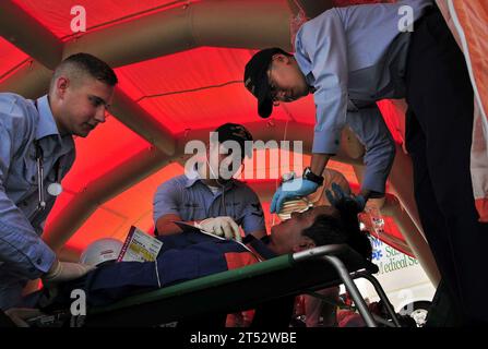 0909010807W-365 SASEBO, Japan (1. September 2009) Seeleute, die der Flottenaktivitäten Sasebo (CFAS) Zweig medizinische Klinik Notfallteam zugewiesen wurden, betreuen einen Stadtfeuerwehrmann von Sasebo während einer jährlichen nationalen Katastrophenpräventionsübung in Camp Ainoura. Commander, U.S. Naval Forces Japan (CNFJ) regionale Feuerwehr und CFAS-Notfallteam die Teilnahme ist Teil eines gegenseitigen Hilfsabkommens für Katastrophenvorsorge und Katastrophenhilfe zwischen der Stadt- und Basisfeuerwehr. Stockfoto