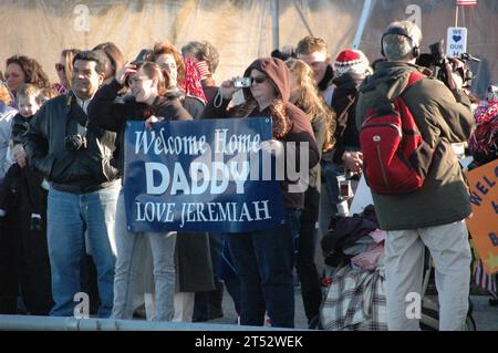 0912089806M-027 NORFOLK (8. Dezember 2009) Familien und Freunde von Seeleuten an Bord des amphibischen Transportdockschiffs USS Ponce (LPD 15) warten auf die Ankunft des Schiffes an der Marinestation Norfolk. Ponce, der als Teil der Bataan Amphibious Ready Group und der 22nd Marine Expeditionary Unit eingesetzt wurde, nahm an maritimen Sicherheitsoperationen und Kooperationsbemühungen im Bereich der Theatersicherheit in den Zuständigkeitsbereichen der 5. Und 6. US-Flotte Teil. Stockfoto