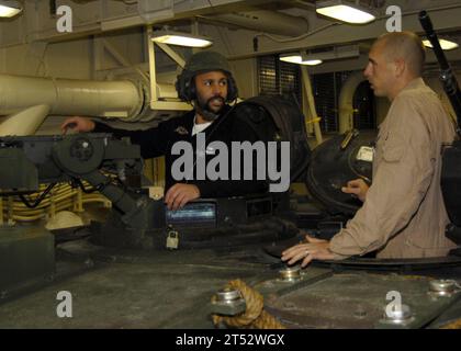 0911010924R-039 ATLANTIC OCEAN (1. November 2009) Eine Marine, die der Special Purpose Marine Air-Ground Task Force 26 zugeordnet ist, beschreibt verschiedene militärische Ausrüstung an Sean George, einen Gast von Deuschte Bank, während einer interaktiven statischen Ausstellung an Bord des amphibischen Transportdockschiffs Pre-Commissioning Unit (PCU) New York (LPD 21). In New York waren mehr als 80 Besucher in der Nacht vor der geplanten Inbetriebnahme des Schiffes in New York City, die für den 7. November geplant war. Stockfoto