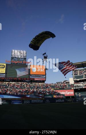 Anaheim, Anaheim Angels, Angel Stadium, Baseball, Ausstellung, Leap Frogs, Navy SEAL, Fallschirm, Fallschirmspringer, SEAL, Special Warfare Combatant-Craft Crewman, SWCC, U.S. Navy Fallschirmspringer Stockfoto