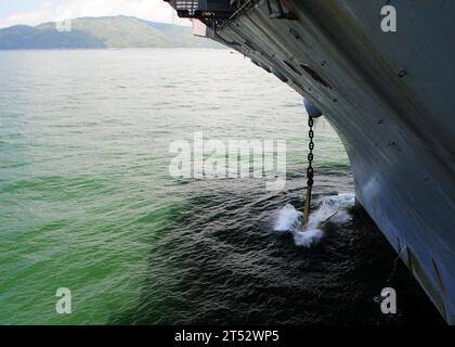 110812UO379-076 HONGKONG (12. August 2011) der Flugzeugträger USS Ronald Reagan (CVN 76) ankert vor der Küste Hongkongs für einen Hafenbesuch. Ronald Reagan ist einer von zwei Flugzeugträgern, die im Zuständigkeitsbereich der 7. US-Flotte unterwegs sind. Stockfoto