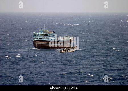 0908304990W-046 GOLF VON ADEN (30. August 2009) Mitglieder des Besuchs-, Vorstands-, Durchsuchungs- und Beschlagnahmungsteams des Lenkraketenkreuzers USS Anzio (CG 68) nähern sich einer Dhow, um die Besatzung zu befragen. Anzio ist das Flaggschiff der Combined Task Force 151, einer multinationalen Task Force zur Bekämpfung der Piraterie. (U.S. Navy Stockfoto