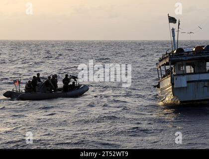 1005260553R-036 GOLF VON ADEN (26. Mai 2010) Besuchen, Bord, Durchsuchung und Beschlagnahme Team Mitglieder an Bord des Lenkraketenkreuzers USS San Jacinto (CG 56), nähern sich einem mutmaßlichen Piratenschiff, um die Erlaubnis eines Kapitäns zum Einsteigen zu erhalten. San Jacinto ist Teil der Combined Task Force 151, einer multinationalen Task Force, die im Januar 2009 zur Bekämpfung der Piraterie im Golf von Aden und an der Ostküste Somalias eingesetzt wurde. Stockfoto