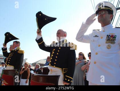 110722AU127-091 CHARLESTOWN, Mass. (22. Juli 2011) Stellvertretender ADM John Bird, rechts, Direktor des Marinestaftes, Commander. Tim Cooper, der 71. Befehlshaber der USS Constitution, und Commander. Matt Bonner grüßt während des „Star-Spangled Banner“ auf dem obersten Deck der Verfassung während der Zeremonie des Kommandowechsels des Schiffs. Bonner entließ Cooper mit einem Umsatz, der mehr als 300 Gäste anzog. Stockfoto