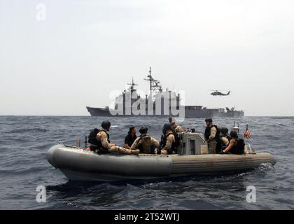 0909016814F-046 GOLF VON ADEN (1. September 2009) Seeleute, die dem Lenkraketenkreuzer USS Anzio (CG 68) zugeordnet sind, und Mitglieder des maritimen Sicherheits- und Sicherheitsteams der US-Küstenwache 91104 bereiten sich darauf vor, einen Skiff während einer maritimen Sicherheitsoperation im Golf von Aden zu untersuchen. Anzio ist das Flaggschiff der Combined Task Force 151, einer multinationalen Task Force zur Bekämpfung der Piraterie vor der Küste Somalias. Stockfoto