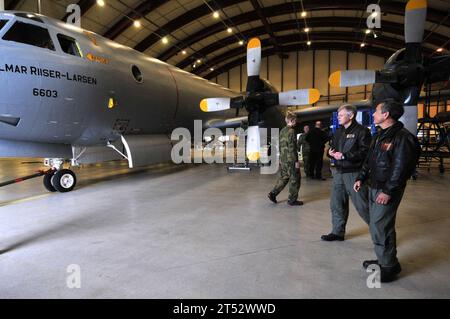 110831IZ292-050 ANDOYA, Norwegen (August 31, 2011) der Vize-ADM Harry B. Harris Jr., Kommandant der 6. US-Flotte, inspiziert eine P-3C Orion der Royal Norwegian Air Force auf der Andoya Air Station. Harris besuchte die Station während eines viertägigen Besuchs in Norwegen im Rahmen der Bemühungen der 6. US-Flotte, die Seeverkehrspartnerschaften mit norwegischen Partnern zu stärken. Stockfoto