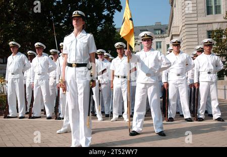 110729XP477-002 ANNAPOLIS, Md. (29. Juli 2011) Plebes in der Klasse 2015 der U.S. Naval Academy nehmen an einer formellen Parade in Tecumseh Court während der vierten Woche des Plebe Sommers Teil. Plebe Summer ist ein 6-wöchiges Trainingsprogramm, das die Midshipmen der 4. Klasse physisch und geistig mit verschiedenen akademischen, athletischen und technischen Herausforderungen entwickeln soll. Stockfoto