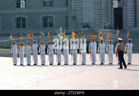 110729XP477-003 ANNAPOLIS, Md. (29. Juli 2011) Plebes in der Klasse 2015 der U.S. Naval Academy nehmen an einer formellen Parade in Tecumseh Court während der vierten Woche des Plebe Sommers Teil. Plebe Summer ist ein 6-wöchiges Trainingsprogramm, das die Midshipmen der 4. Klasse physisch und geistig mit verschiedenen akademischen, athletischen und technischen Herausforderungen entwickeln soll. Stockfoto