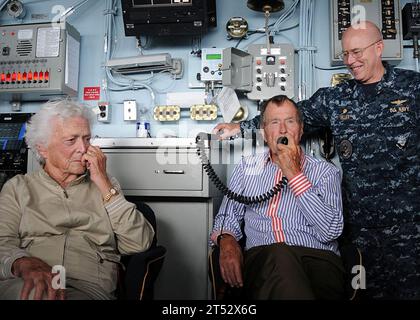 1007148689C-455 ATLANTISCHER OZEAN (14. Juli 2010) der ehemalige Präsident George H.W. Bush spricht mit den Seeleuten über das Ankündigungssystem des Schiffes an Bord des Flugzeugträgers USS George H.W. Bush (CVN 77). Bush und seine Frau Barbara verbrachten ihre Zeit an Bord, um Flugoperationen zu beobachten, das Schiff zu besichtigen und mit der Crew zu besuchen. George H.W. Bush führt eine Ausbildung im Atlantik durch. Stockfoto