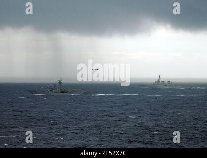 0911176720T-146 PAZIFISCHER OZEAN (17. November 2009) die Fregatte USS Crommelin (FFG 37) und der Raketenzerstörer USS O'kane (DDG 77) sind im Pazifik unterwegs. Schiffe der US Navy und der japanischen Maritime Self-Defense Force nehmen an der jährlichen Übung (ANNUALEX 21G) Teil, einer bilateralen Übung zur Verbesserung der Fähigkeiten beider Marinestreitkräfte. Stockfoto