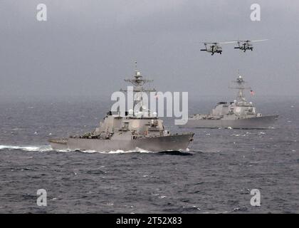 0911171644H-511 PAZIFISCHER OZEAN (17. November 2009) im Pazifischen OZEAN sind die Raketenzerstörer USS Lassen (DDG 82) und USS Curtis Wilbur (DDG 54) unterwegs. Schiffe der US Navy und der japanischen Maritime Self-Defense Force nehmen an der jährlichen Übung (ANNUALEX 21G) Teil, einer bilateralen Übung zur Verbesserung der Fähigkeiten beider Marinestreitkräfte. Stockfoto