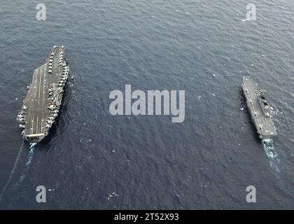 0911176233H-234 PACIFIC OCEAN (17. November 2009) der Flugzeugträger USS George Washington (CVN 73) und der Hubschrauberzerstörer JS Hyuga (DDH 181) durchquerten den Pazifik. Schiffe der US Navy und der japanischen Maritime Self-Defense Force nehmen an der jährlichen Übung (ANNUALEX 21G) Teil, einer bilateralen Übung zur Verbesserung der Fähigkeiten beider Marinestreitkräfte. Stockfoto