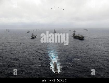 0911171644H-767 PAZIFISCHER OZEAN (17. November 2009) Schiffe der US-Marine und der Japan Maritime Self-Defense Force verkehren in Formation hinter dem Flugzeugträger USS George Washington (CVN 73) und dem Hubschrauberzerstörer JS Hyuga (DDH 181). während der jährlichen Übung ANNUALEX (21 G) fliegen Flugzeuge von Carrier Air Wing (CVW) 5 über Kopf. Stockfoto