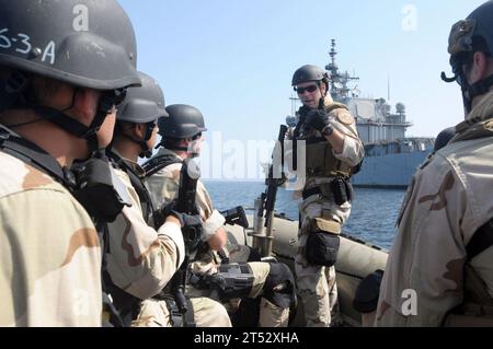 Anti-Piraterie-Operationen, Combined Joint CTF-151, ctf-151, Golf von Aden, Task Force 151, U.S. Coast Guard, U.S. Coast Guard Maritime Security and Safety Team Galveston 91104, USCG, USS Chosin, USS Chosin (CG 65) Stockfoto