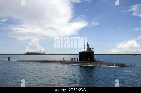 1009245539C-013 GUAM (24. September 2010) das Angriffs-U-Boot der Virginia-Klasse USS Hawaii (SSN 776) kommt zu einem geplanten Hafenbesuch in APRA Harbor. Dies ist der erste Einsatz einer Virginia-Klasse im westlichen Pazifik. Stockfoto