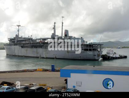 1009240772K-005 APRA HARBOR, Guam (24. September 2010) der U-Boot-Tender USS Frank Cable (AS 40) fährt von der Guam Shipyard weg und geht zu ihrem normalen Liegeplatz am Polaris Point. Frank Cable hat eine Integration des militärischen Sealift-Kommandos abgeschlossen und bereitet sich auf Seeversuche vor. Stockfoto