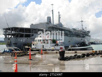 1009240772K-009 APRA HARBOR, Guam (24. September 2010) der U-Boot-Tender USS Frank Cable (AS 40) fährt von der Guam Shipyard durch den APRA Harbor zu ihrem normalen Liegeplatz am Polaris Point. Frank Cable hat eine Integration des militärischen Sealift-Kommandos abgeschlossen und bereitet sich auf Seeversuche vor. Stockfoto