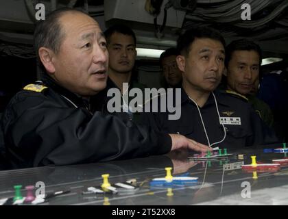 1012089626Y-050 PACIFIC OCEAN (6. Dezember 2010) Vize-ADM Katsutoshi Kawano, links und hinten ADM. Sakata von der Japan Maritime Self-Defense Force Erfahren Sie mehr über die Rolle der Flugzeugführer an Bord des Flugzeugträgers USS George Washington (CVN 73). George Washington nimmt bis zum 10. Dezember an Übung Keen Sword 2011 mit der japanischen Maritime Self-Defense Force Teil. Stockfoto