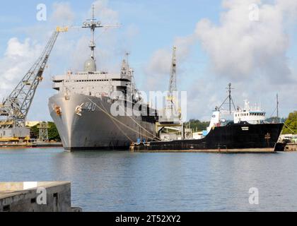 1009245620H-002 SANTA RITA, Guam (24. September 2010) der U-Boot-Tender USS Frank Cable (AS 40) bereitet sich darauf vor, die Guam Shipyard zu verlassen und zu ihrem normalen Liegeplatz am Polaris Point zurückzukehren. Frank Cable hat eine Integration des militärischen Sealift-Kommandos abgeschlossen und bereitet sich auf Seeversuche vor. Stockfoto