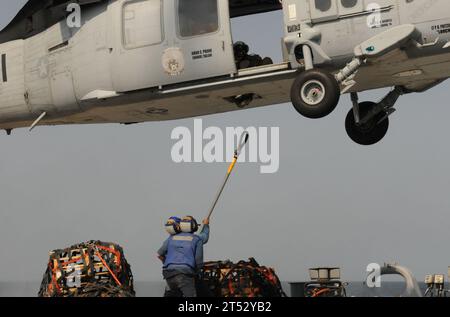 Arabisches Meer, Frachtnetz, DDG 57, Deven B. King, Flugdeck, Guided-Missile Destroyer, Helikopter, Helicopter Sea Combat Squadron (HSC) 8, MH-60S, Sea Hawk, USS Mitscher, vertikale Auffüllung Stockfoto