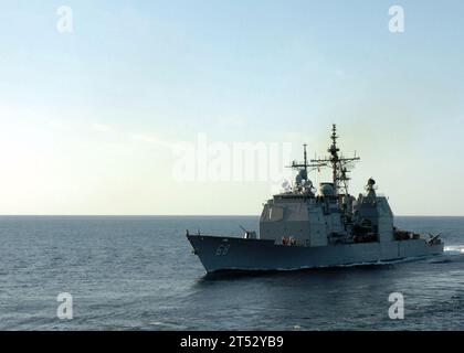 0611278907D-003 Arabisches Meer (27. November 2006) - der Lenkraketenkreuzer der Ticonderoga-Klasse USS Anzio (CG 68) zieht zusammen mit dem Military Sealift Command (MSC) den Nachschuböler USNS Laramie (T-AO 204) an, um Treibstoff und Vorräte aufzunehmen. Eisenhower und Embed Carrier Air Wing Seven (CVW-7) werden regelmäßig zur Unterstützung der maritimen Sicherheitseinsätze eingesetzt. US Navy Stockfoto