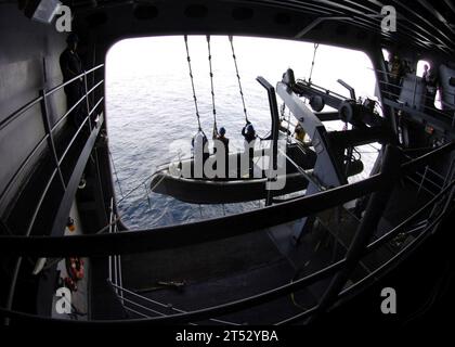 0702088446A-009 Arabisches Meer (8. Februar 2007) - Mitglieder des Such- und Rettungsteams heben während einer man-Overboard-Übung auf dem Flugzeugträger der Nimitz-Klasse USS Dwight D. Eisenhower (CVN 69) ein Starrhüllen-Schlauchboot (RHIB). Eisenhower und Embed Carrier Air Wing Seven (CVW-7) werden regelmäßig zur Unterstützung von Maritime Security Operations (MSO) eingesetzt. US Navy Stockfoto