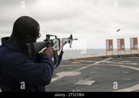 Arabisches Meer, DDG 57, Deven B. King, Lenkraketenzerstörer, M16, USS Mitscher, Waffenqualifikation Stockfoto