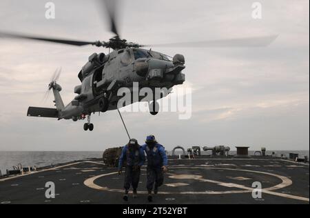 Arabisches Meer, DDG 57, Deven B. King, Lenkraketenzerstörer, Hubschrauber, Helikopter Maritime Strike Squadron 71, MH-60R, Sea Hawk, USS Mitscher, vertikale Nachschubübung Stockfoto