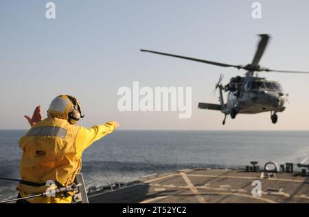 Arabisches Meer, DDG 57, Deven B. King, Flugdeck, geführter Raketenvernichter, Hubschrauber, Helicopter Sea Combat Squadron (HSC 8), MH-60S, Sea Hawk, USS Mitscher Stockfoto