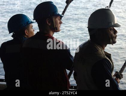 0702088907D-002 Arabisches Meer (8. Februar 2007) - die Seeleute halten sich an einer Leine, während sie das Rigid Hull Inflatable Boat (RHIB) während einer man-Overboard-Übung an Bord des Flugzeugträgers USS Dwight D. Eisenhower (CVN 69) senken. Eisenhower und Embed Carrier Air Wing Seven (CVW-7) werden regelmäßig zur Unterstützung von Maritime Security Operations (MSO) eingesetzt. US Navy Stockfoto