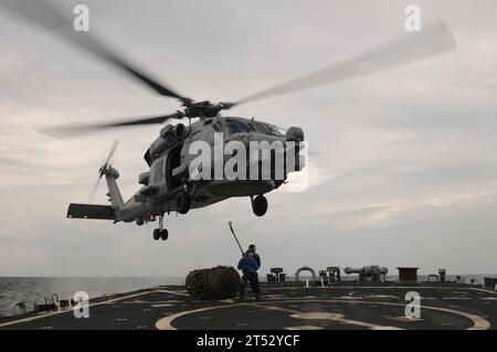 Arabisches Meer, DDG 57, Deven B. King, Flugdeck, geführter Raketenvernichter, Hubschrauber, Hubschrauber Maritime Strike Squadron 71, MH-60R, Sea Hawk, USS Mitscher, vertikale Nachschubübung Stockfoto