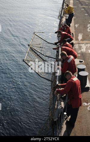 111018XQ375-322 ARABISCHE SEE (18. Oktober 2011) Seeleute heben die Netze auf dem Flugdeck des Lenkraketenzerstörers USS Mitscher (DDG 57), nachdem sie Flugoperationen durchgeführt haben. Mitscher wird in den Zuständigkeitsbereich der 5. US-Flotte eingesetzt und unterstützt maritime Sicherheitsoperationen und Kooperationsbemühungen im Bereich der Theatersicherheit. Stockfoto