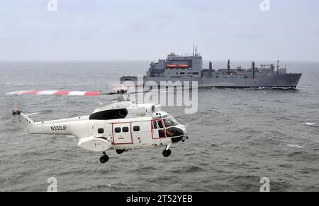 1008304378P-203 ARABISCHE SEE (30. August 2010) ein SA-330J Puma Hubschrauber, der dem Military Sealift Command für Trockenfracht und Munition Schiff USNS Lewis and Clark (T-AKE 1) zugeteilt wurde, durchquert das Arabische Meer während einer vertikalen Auffüllung. Stockfoto