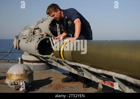 Arabisches Meer, DDG 57, Deven B. King, Lenkraketenzerstörer, mk 32, Torpedoröhre des Oberflächenschiffs, USS Mitscher Stockfoto