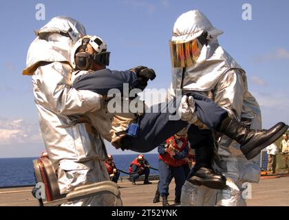 1003016692A-013 SÜDCHINESISCHE SEE (1. März 2010) Seeleute nehmen an einer Crash- und Crashbohrung an Bord des amphibischen Dock-Landungsschiffes USS Harpers Ferry (LSD 49) Teil. Harpers Ferry und die 31st Marine Expeditionary Unit (31st MEU) sind Teil der Essex Amphibious Ready Group, die Frühjahrspatrouillen im westlichen Pazifik durchführt. Stockfoto