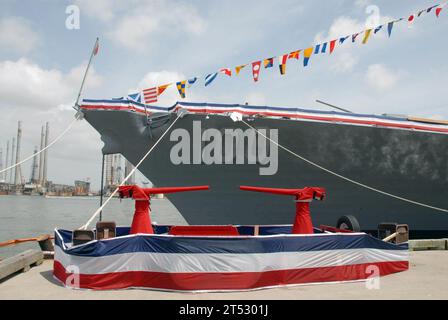 0706099909C-006 GALVESTON, Texas (9. Juni 2007) - nur wenige Stunden vor ihrer Inbetriebnahme sitzt der neueste Raketenzerstörer der Arleigh-Burke-Klasse, USS Kidd, auf der Schwelle zum Hafen von Galveston. Der neue Zerstörer, der mit der Nummer DDG 100 ausgezeichnet wurde, ehrt Isaac Campbell Kidd Sr., der am 7. Dezember 1941 auf der Brücke seines Flaggschiffs USS Arizona getötet wurde. Die beiden Enkelinnen von Rear ADM. Kidd, Regina Kidd Wolbarsht und Mary Corrinne Kidd Plumer, brachten das nach ihrem Großvater benannte Schiff zum Leben. Die neueste USS Kidd ist das 50. Schiff der Arleigh Burke-Klasse Stockfoto